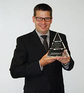 Thomas Guglhör, directeur général d'ept GmbH, avec le prix décerné par Continental AG