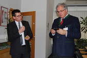 Thomas Guglhör (à gauche), directeur général d'ept, explique au président de la région Christoph Hillenbrand les domaines d'application des connecteurs