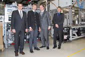 De gauche à droite : Thomas Guglhör, directeur général, Johann Gschwill, maire d'Buching, Stephan Stracke, député au Bundestag, et Rolf Finsterwalder, directeur d'exploitation, lors de la visite de l'entreprise ept GmbH à