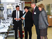 Au cours de la visite de l'usine, la présidente du conseil régional Andrea Jochner-Weiß a pu observer de près un connecteur ept entièrement assemblé. Sur la photo, de gauche à droite : Thomas Guglhör, directeur général, Andrea Jochner-Weiß, présidente du conseil régional, Michael Asam, maire, et Justina Eibl, responsable du service de promotion économique de la circonscription administrative de Weilheim.