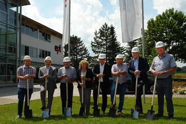 La famille Guglhör en compagnie du maire Asam et des architectes devant l'entrée principale de l'ept à Peiting